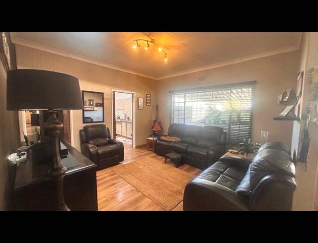 4 BEDROOM HOUSE FOR SALE IN KOSMOSPARK